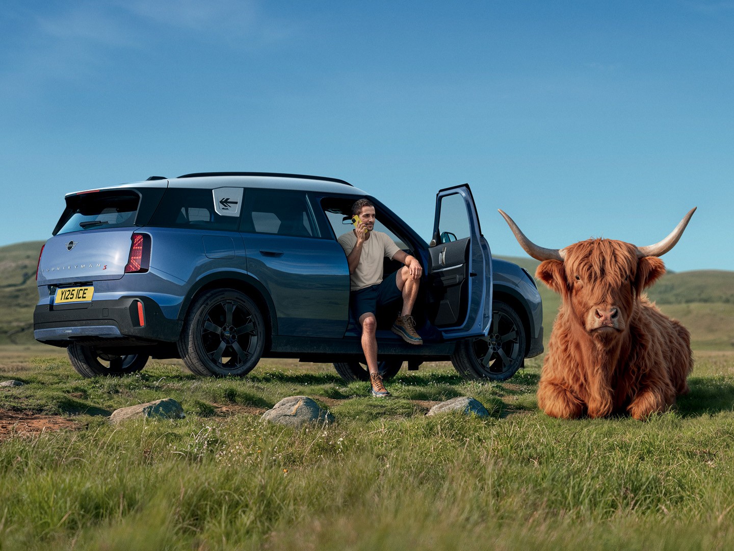 Man and a woman standing next to a MINI, contacting a MINI service parter using their phones